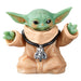Comparaison de la figurine Grogu avec une autre figurine Star Wars pour montrer l'échelle