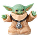 Comparaison de la figurine Grogu avec une autre figurine Star Wars pour montrer l'échelle