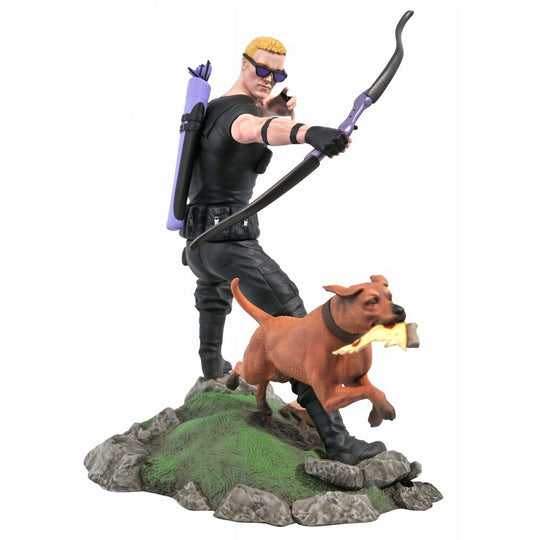 Détail rapproché de la statue Marvel Hawkeye avec son chien, sculpture 23 cm en PVC