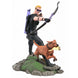 Détail rapproché de la statue Marvel Hawkeye avec son chien, sculpture 23 cm en PVC