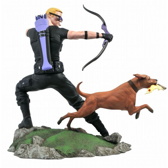 Vue latérale de la statue Hawkeye et son chien, figurine en PVC haute qualité de Diamond Select