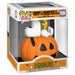 Figurine Funko POP Deluxe de Snoopy tenant une citrouille orange sur fond blanc