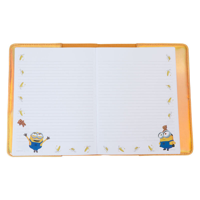 Détail du cuir vegan texturé et des éléments en PVC transparent sur le journal Loungefly Minions