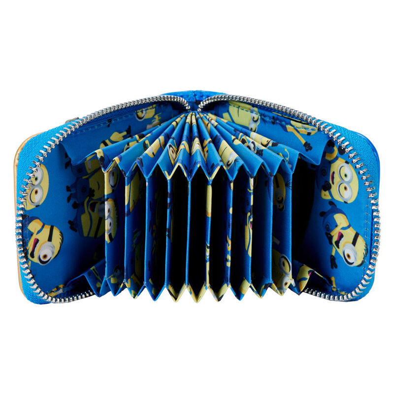 Présentation du portefeuille Loungefly Minions avec ses textures en PVC transparent et finitions brodées