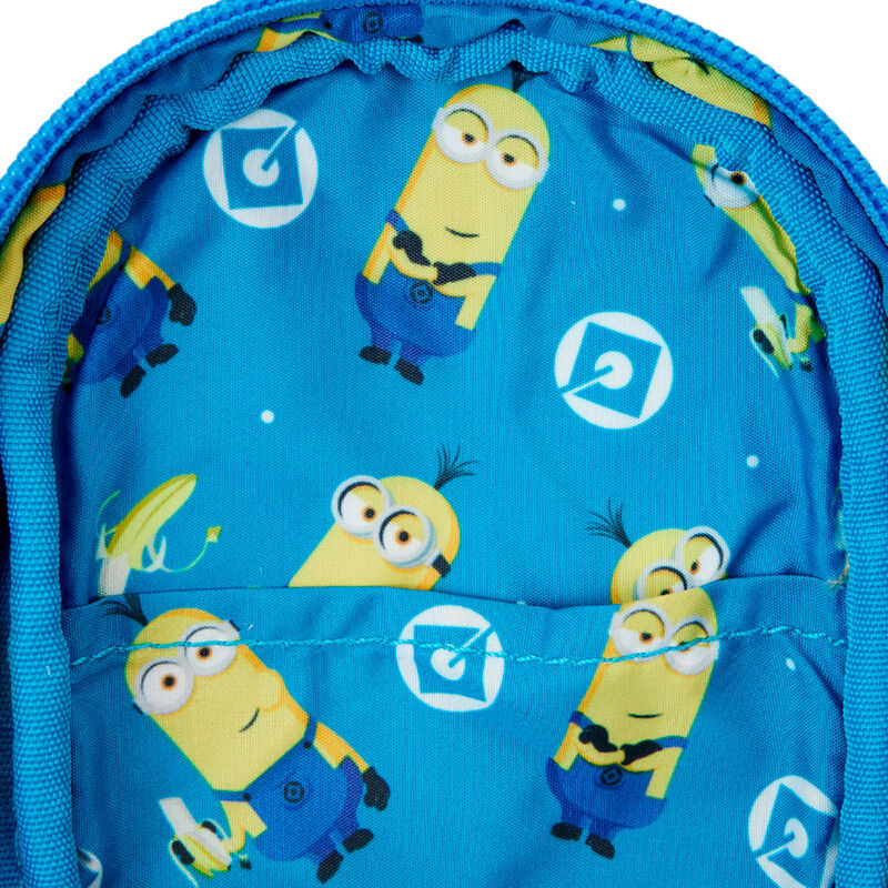 Vue latérale de la trousse Kevin Minions LOUNGEFLY montrant la texture en cuir vegan et les coutures soignées