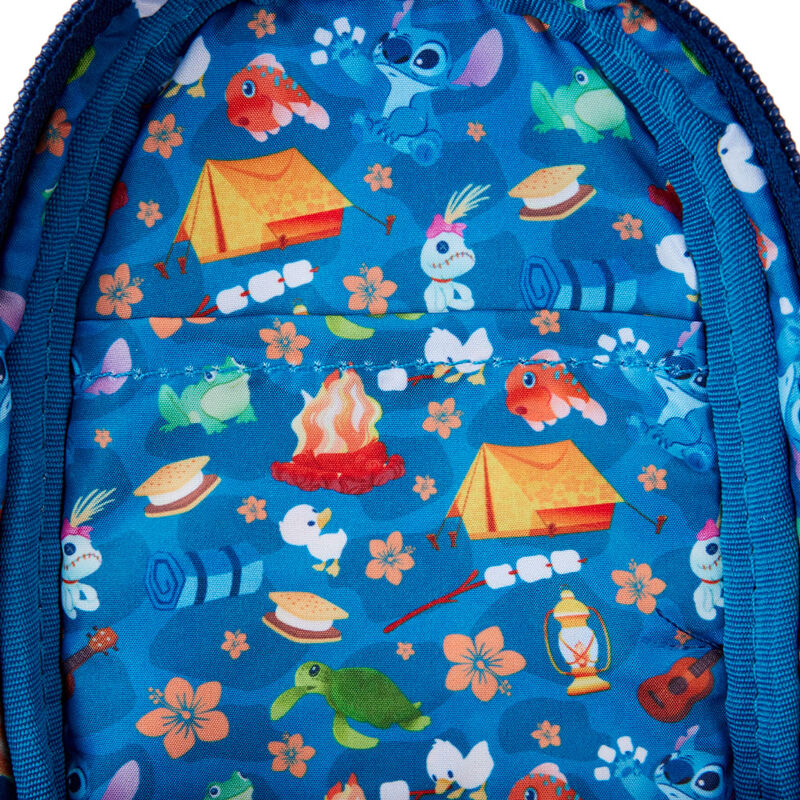 Image de la trousse à crayons Loungefly Stitch Camping Cuties posée sur un fond blanc montrant ses dimensions compactes