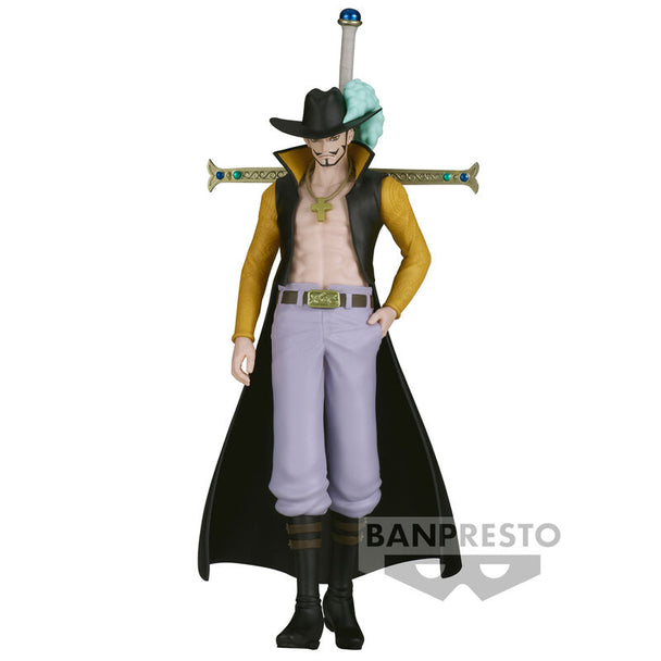 Figurine Dracule Mihawk One Piece vue de face avec son épée emblématique, hauteur 16 cm