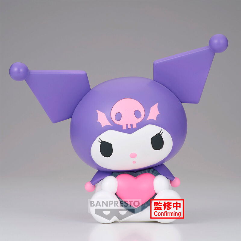 Zoom sur la tête de la figurine Kuromi Softmates montrant son expression malicieuse et ses oreilles noires