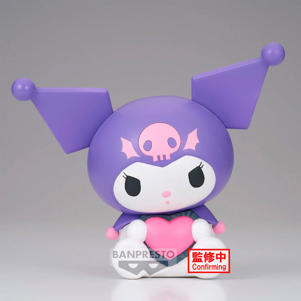 Zoom sur la tête de la figurine Kuromi Softmates montrant son expression malicieuse et ses oreilles noires