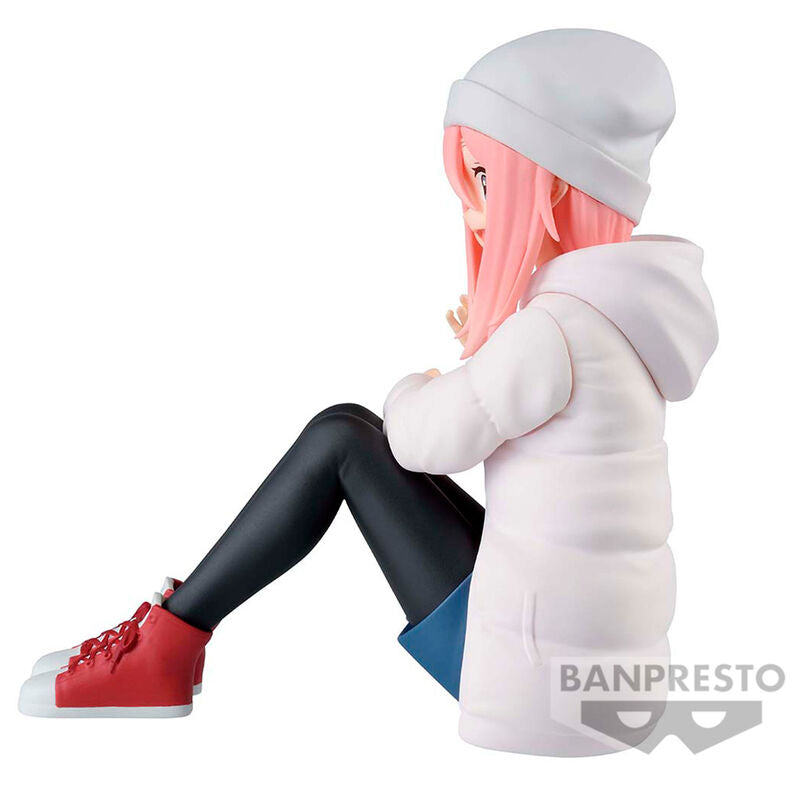 Vue rapprochée sur les détails du visage et des vêtements de la figurine Nadeshiko Kagamihara