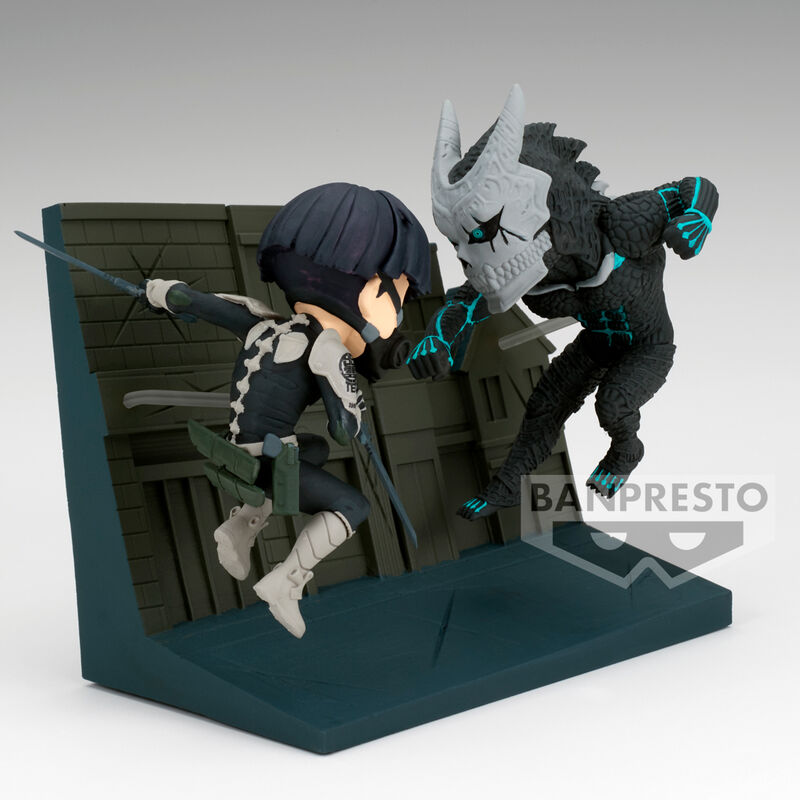 Vue rapprochée des détails précis de la figurine Soshiro Hoshina VS Kaiju N°8 de BANPRESTO