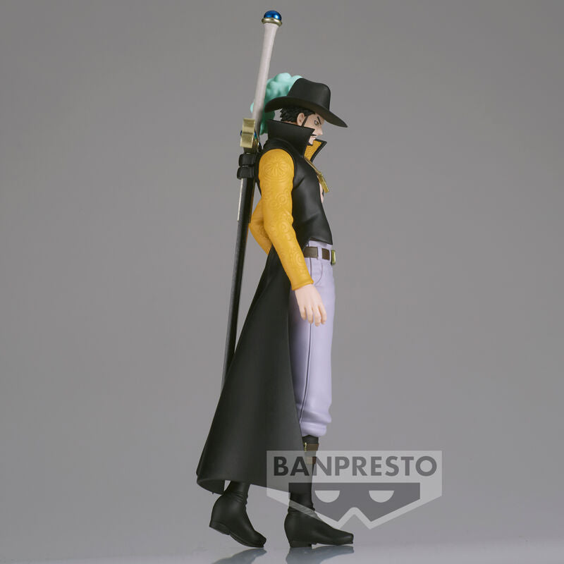 Côté gauche de la figurine Dracule Mihawk montrant la posture et les vêtements détaillés