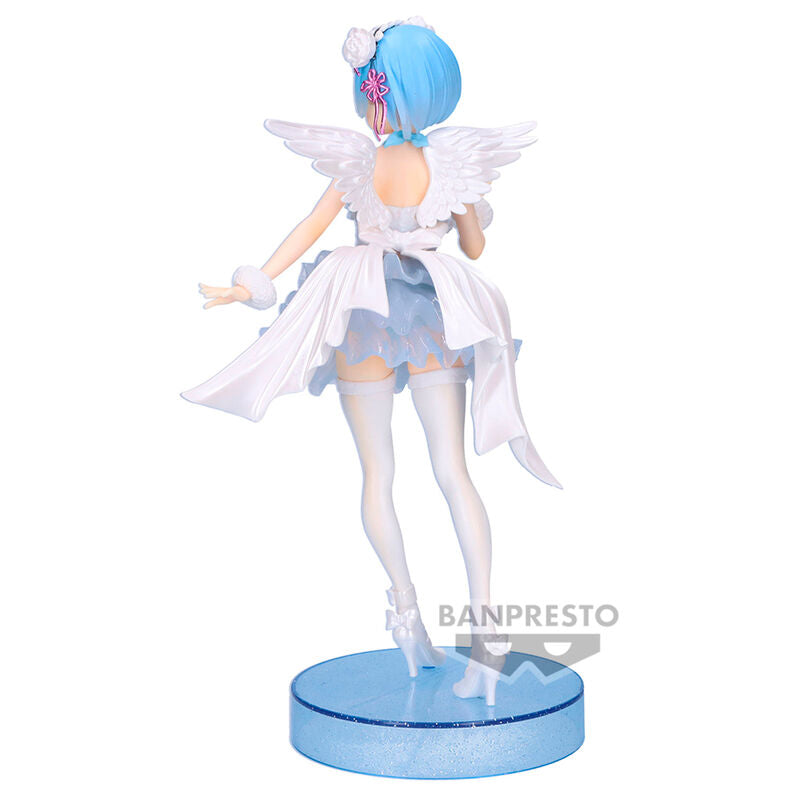 Gros plan sur le visage expressif et la coiffure soignée de la figurine Rem
