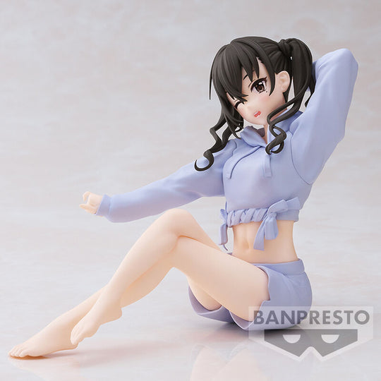 Gros plan sur le visage expressif de la figurine Akira Suunazuka de la série Idolmaster