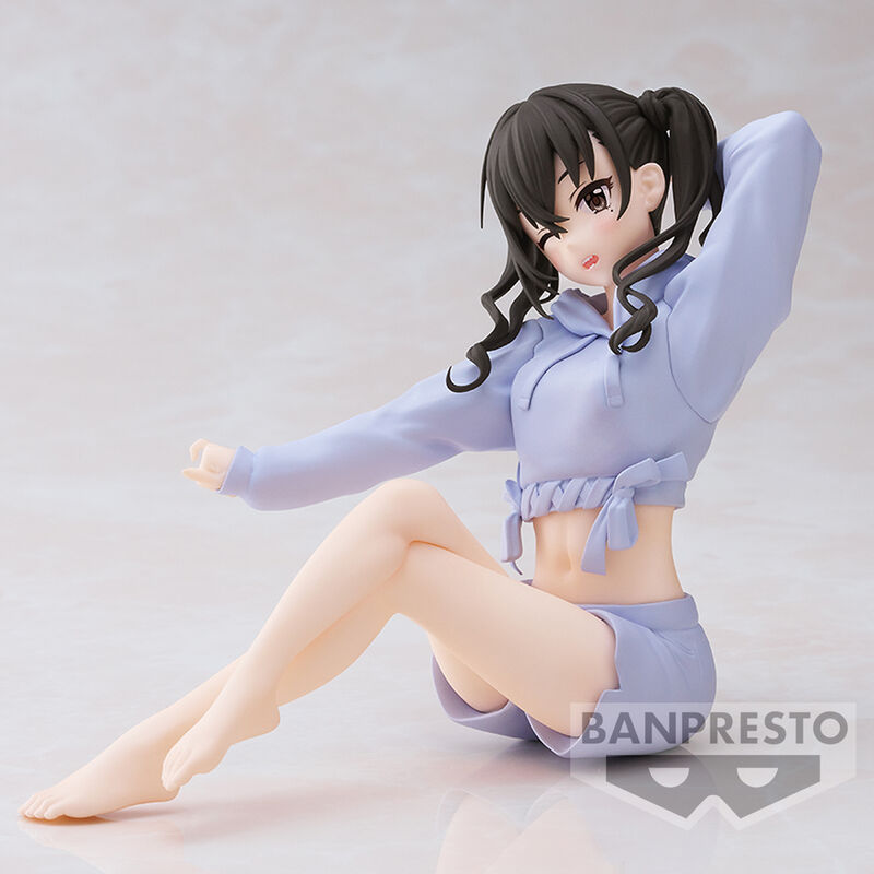 Gros plan sur le visage expressif de la figurine Akira Suunazuka de la série Idolmaster