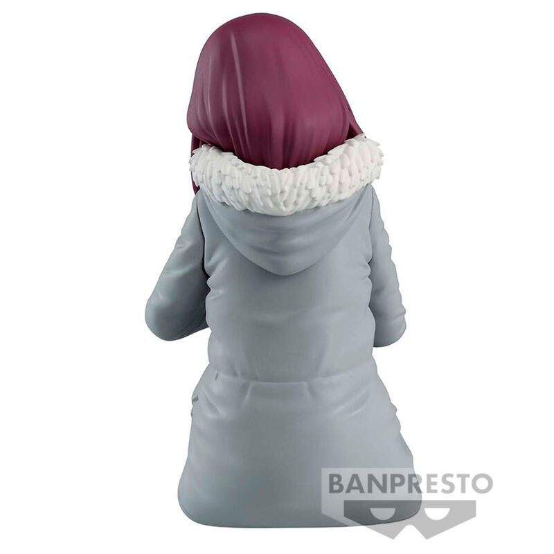 Gros plan sur le visage expressif de la figurine Ayano Toki de Laid-Back Camp