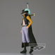 Vue arrière de la figurine Dracule Mihawk One Piece mettant en avant la cape et la texture des vêtements