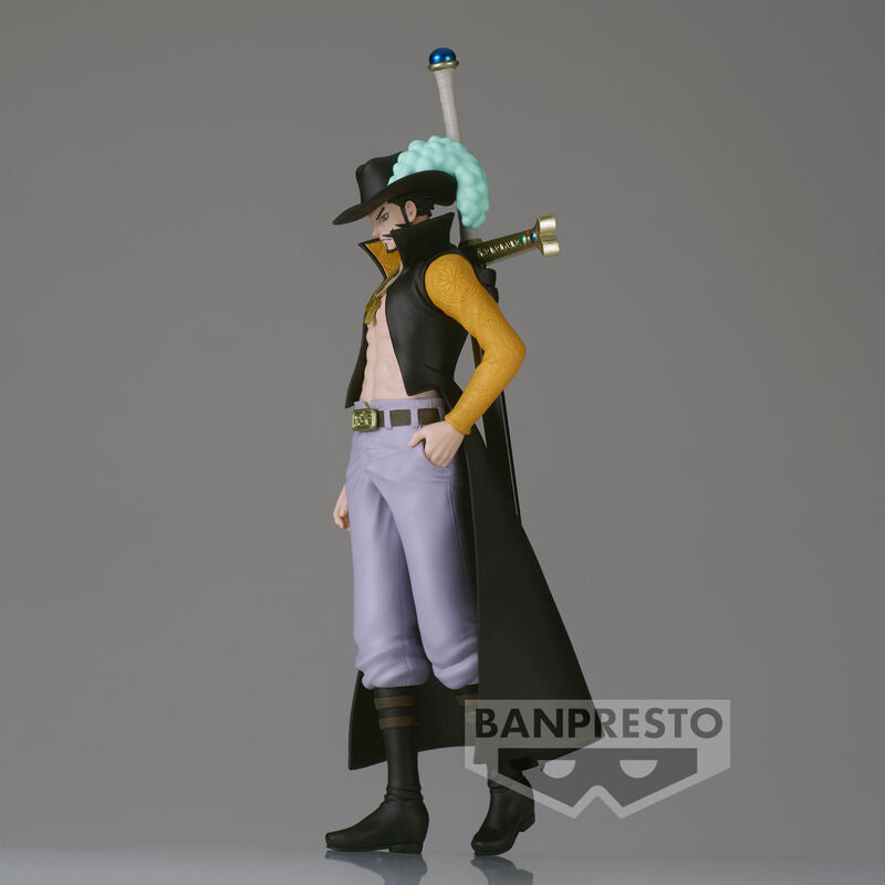 Vue arrière de la figurine Dracule Mihawk One Piece mettant en avant la cape et la texture des vêtements