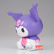 Figurine Kuromi Softmates posée sur une étagère décorative dans une ambiance lumineuse