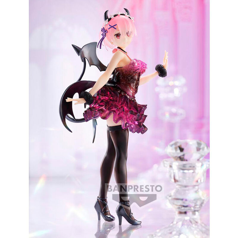 Présentation complète de la figurine Ram Re:Zero sur socle, idéale pour collection