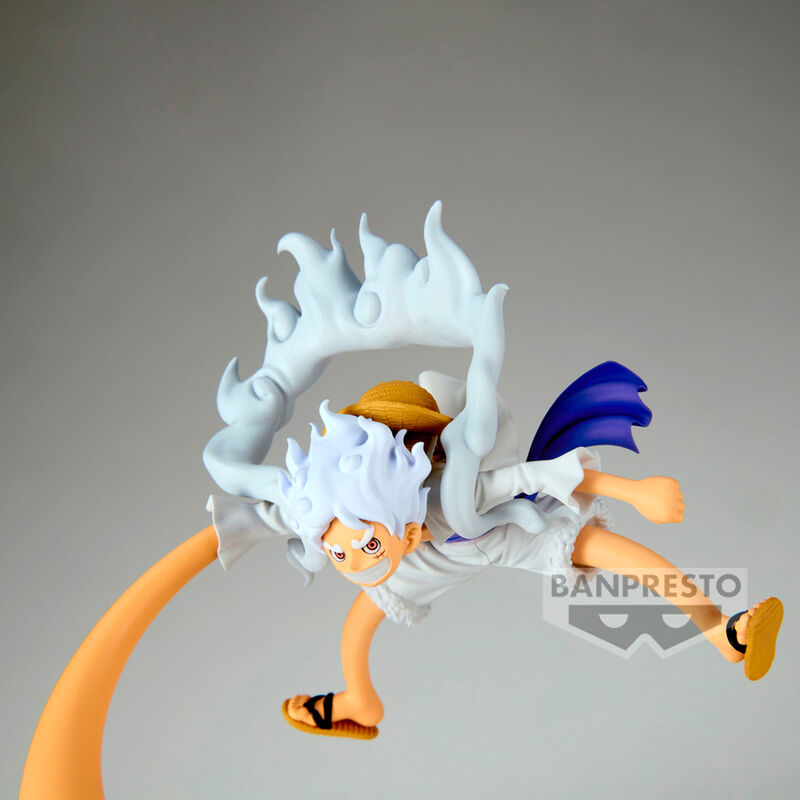 Figurine Monkey D Luffy Gear 5 exposée sur socle avec éclairage studio