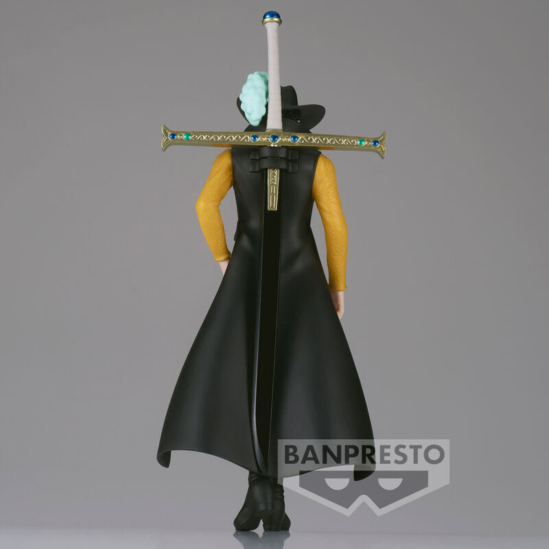 Zoom sur la base de la figurine Dracule Mihawk avec logo BANPRESTO et finition soignée