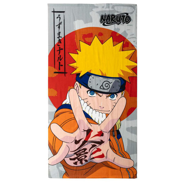 Zoom sur le tissu microfibre de la serviette Naruto Shippuden CERDÁ montrant la texture douce et le logo imprimé