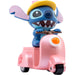 Photo artistique de la figurine Stitch avec un éclairage doux et ombres subtiles