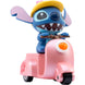 Photo artistique de la figurine Stitch avec un éclairage doux et ombres subtiles