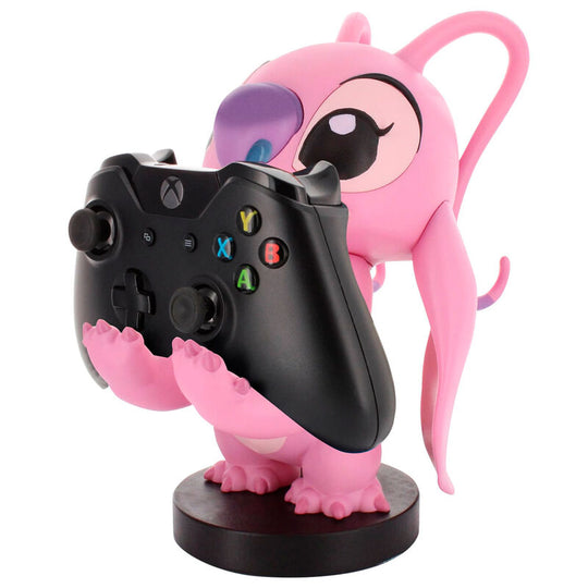 Image rapprochée des pieds de la figurine Stitch Angel sur le socle de support