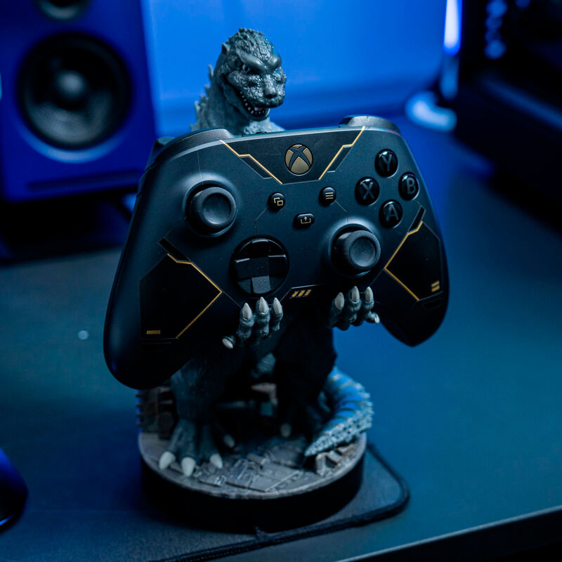 Support Godzilla City Destroyer en situation avec plusieurs manettes de consoles différentes