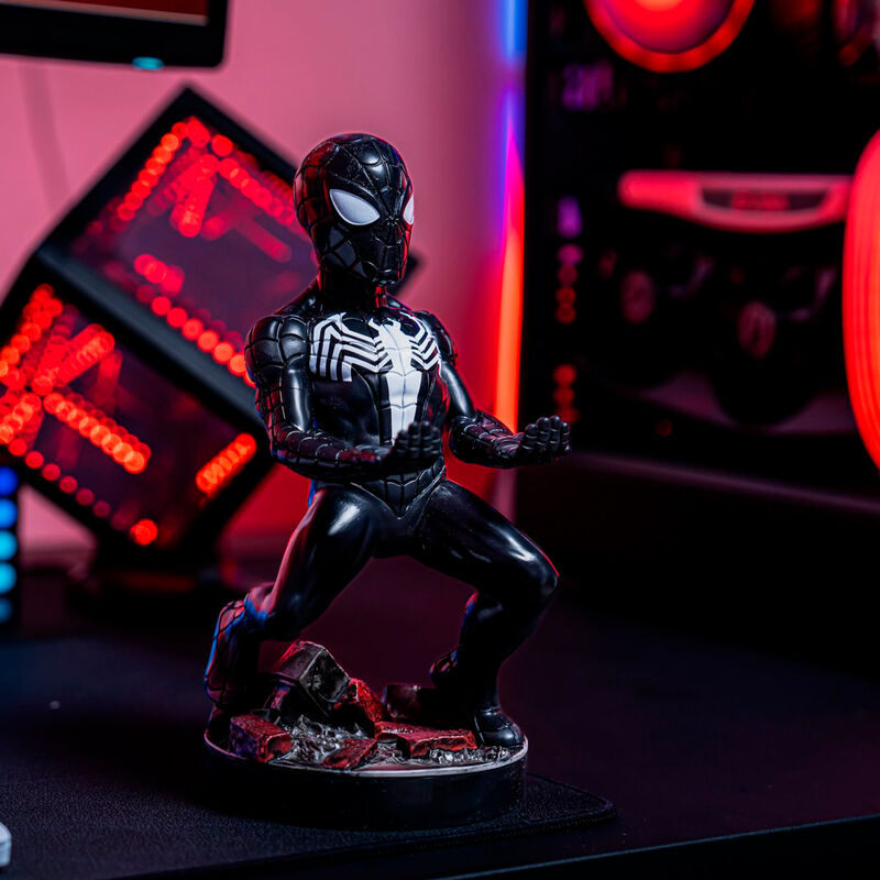 Figurine Marvel Symbiote Spider-Man en position de serrage de manette de jeu