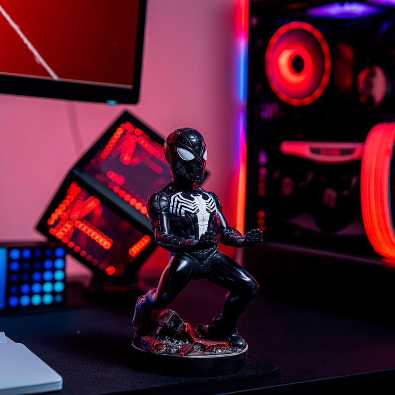 Support chargeur avec smartphone iPhone maintenu par la figurine Marvel Symbiote Spider-Man
