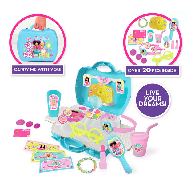 Vue rapprochée des accessoires Barbie Creageek Multivers disposés sur une surface, incluant vêtements et petits objets décoratifs.