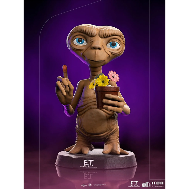 Vue rapprochée de la figurine E.T. tenant un pot de fleurs, illustrant ses pouvoirs télépathiques