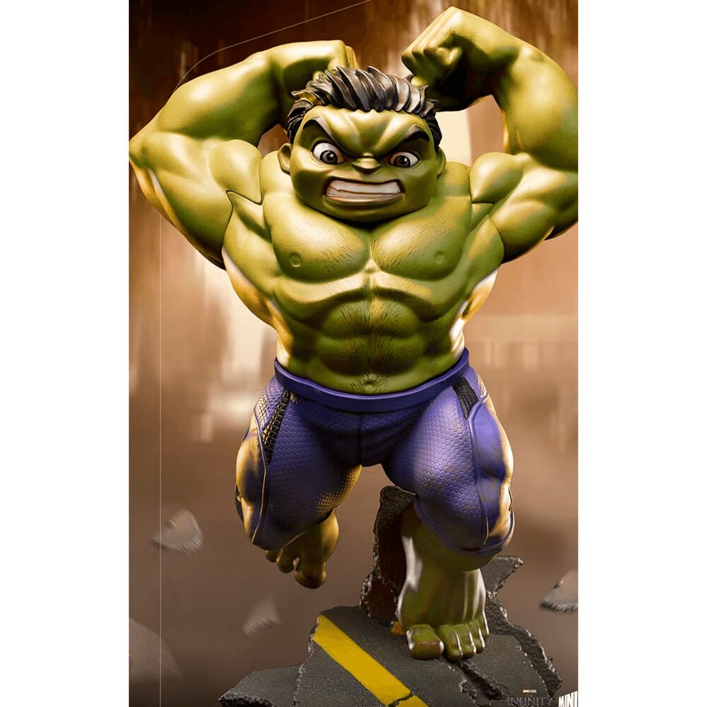 Statue Hulk MiniCo en position d'attaque, bras levés et poings serrés, détails précis des muscles.