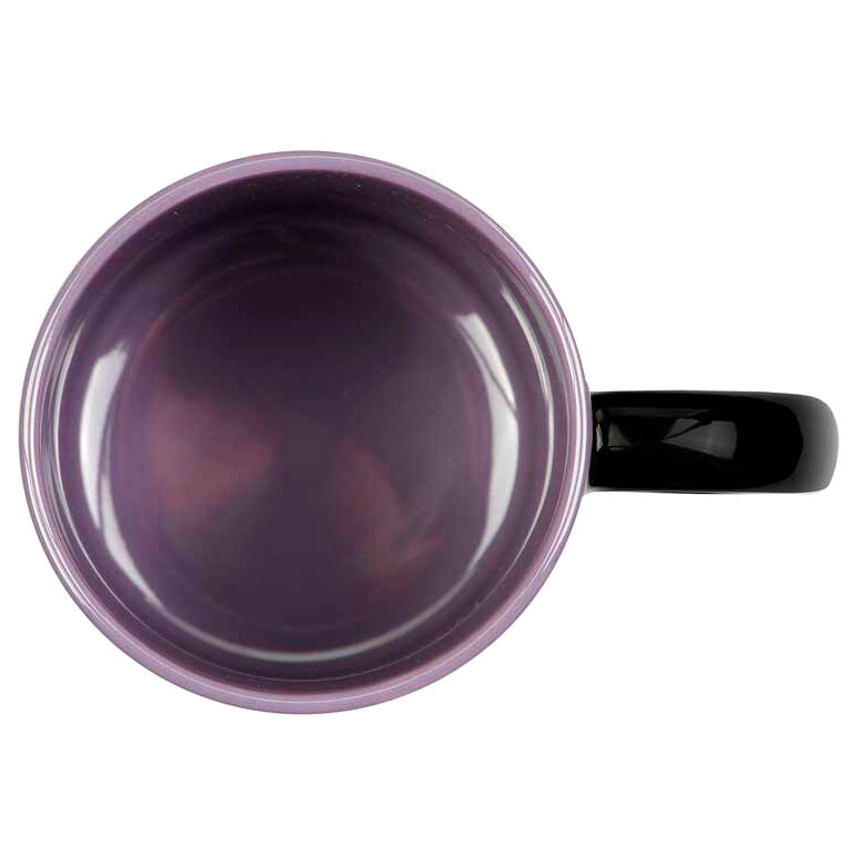 Gros plan sur le motif tressé du mug Wednesday Braid KARACTERMANIA