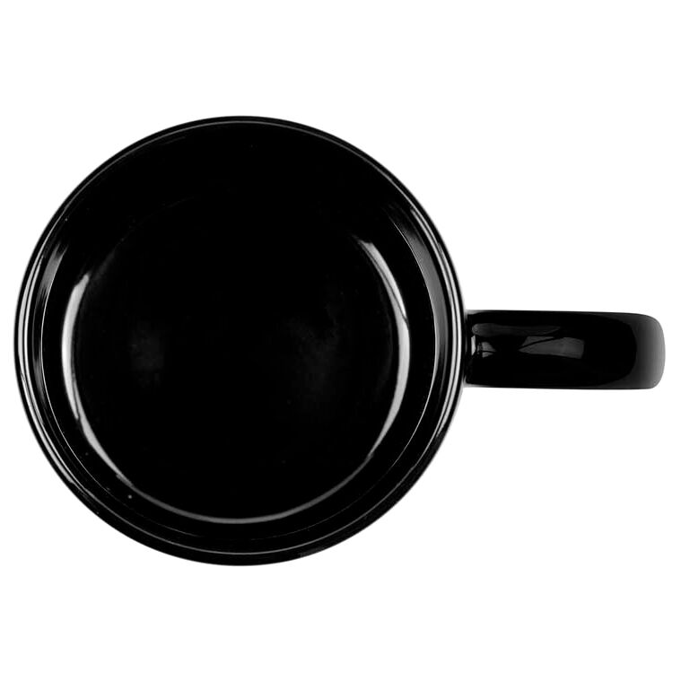 Zoom sur l'impression haute qualité du mug Wednesday Addams avec couleurs vives et nettes.