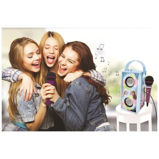 Enfant chantant au micro avec l'enceinte portable LEXIBOOK Frozen lors d'une session karaoké