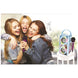 Enfant chantant au micro avec l'enceinte portable LEXIBOOK Frozen lors d'une session karaoké