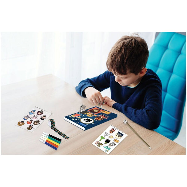 Stylo avec pompon et cinq feutres colorés inclus dans le coffret Harry Potter secret diary