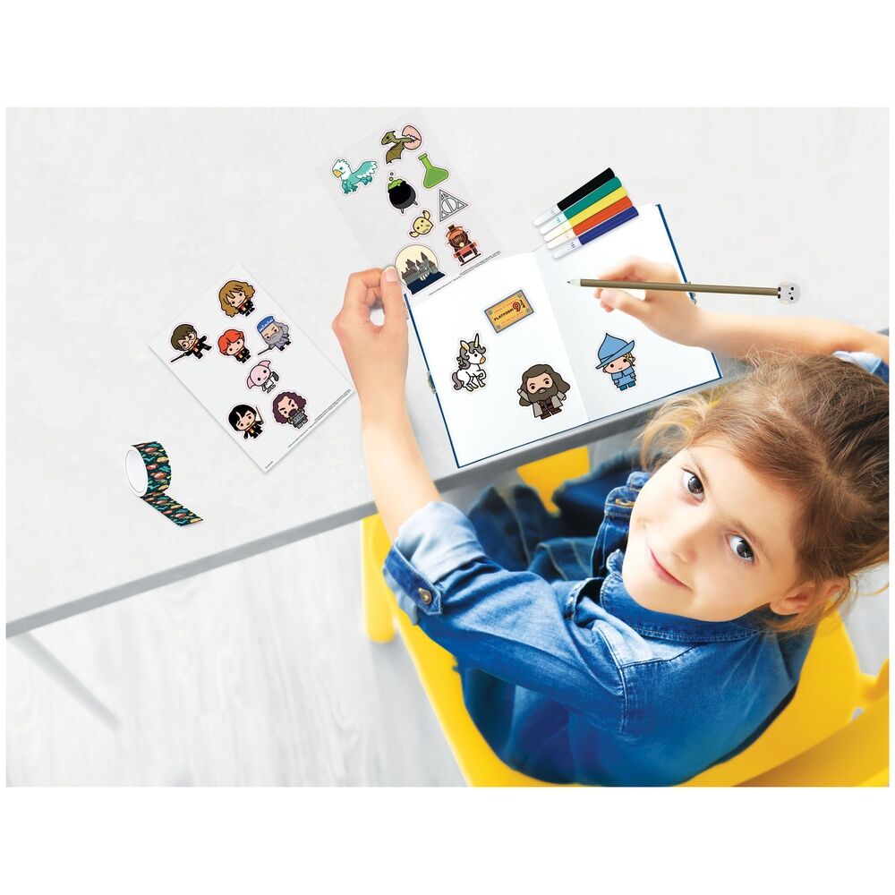 Journal ouvert montrant les pages lignées et le cadenas avec ses deux clés fournies