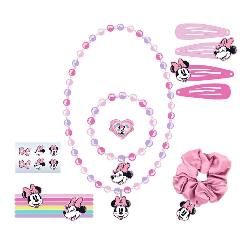 Enfant jouant avec le set de beauté Disney Minnie CERDÁ, moment ludique assuré