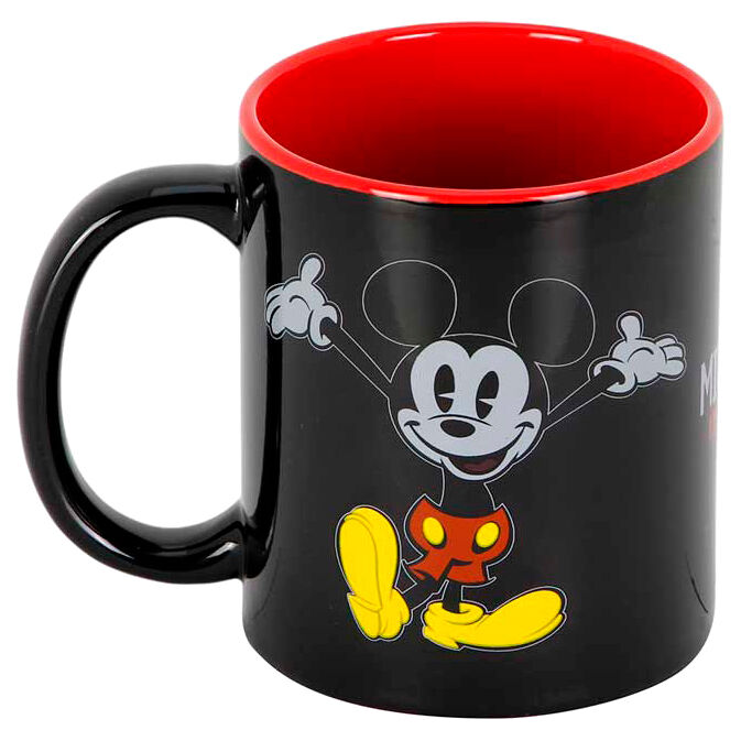 Photo du mug Disney Mickey rempli de café, prêt à l'emploi