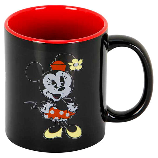 Image du mug Minnie rempli de café chaud, prêt à être dégusté