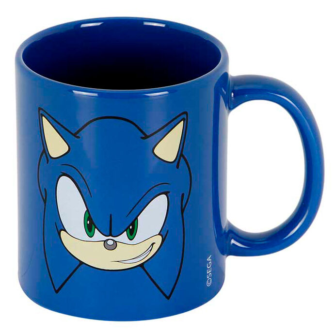 Photo du mug Sonic the Hedgehog posé sur une table avec lumière naturelle