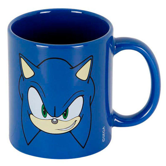 Photo du mug Sonic the Hedgehog posé sur une table avec lumière naturelle