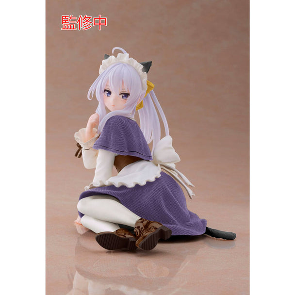 Figurine Elaina Chat Maid de 13 cm posée sur un bureau, édition renouvelée TAITO de Wandering Witch