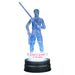 Figurine Ezra Bridger avec ses accessoires posée sur un socle de présentation