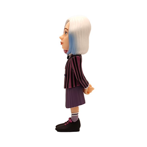 Zoom sur la figurine Wednesday Enid Sinclair MINIX mettant en avant la qualité des finitions et les accessoires
